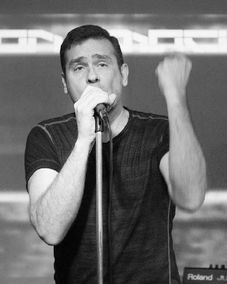 CHRISFELD — Christián Engstfeld cantando en vivo